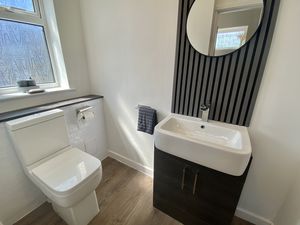 Guest WC- click for photo gallery